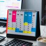 Leonardo_Phoenix_09_A_sleek_and_modern_desk_calendar_sits_on_a_0.jpg - Imposto de Renda 2025: Quem Está Obrigado a Declarar?